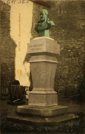 Le monument Bulliot est un buste en bronze sur une stèle, au milieu d'un square.
