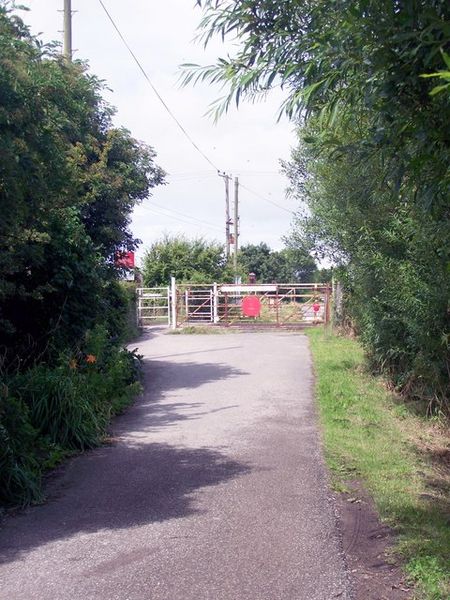 File:Carr Lane Level Crossing, Moreton-by-E-Pollock.jpg