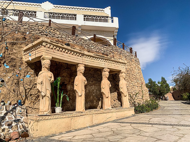 File:Caryatids in Sharm el-Sheikh.jpg