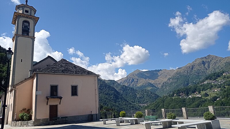 File:Cervatto - Chiesa di San Rocco fra i monti.jpg