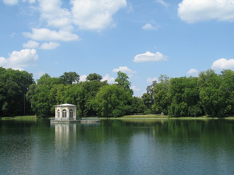 File:Château de Fontainebleau 2011 (74).JPG