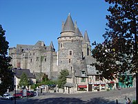 Château de Vitré, Place St-Yves