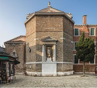 L'abside della chiesa, che mostra la struttura semiottagona ottocentesca.