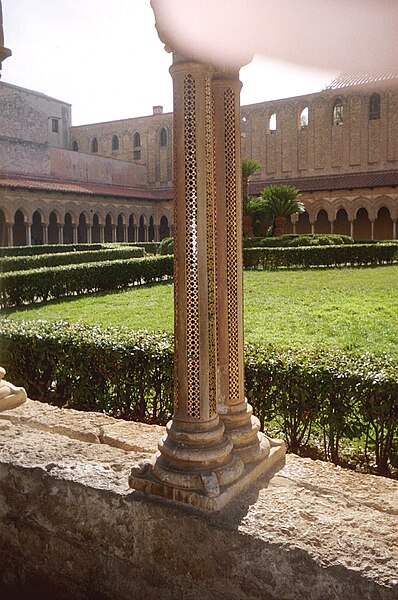 File:Chiostro cattedrale di Monreale 012.jpg