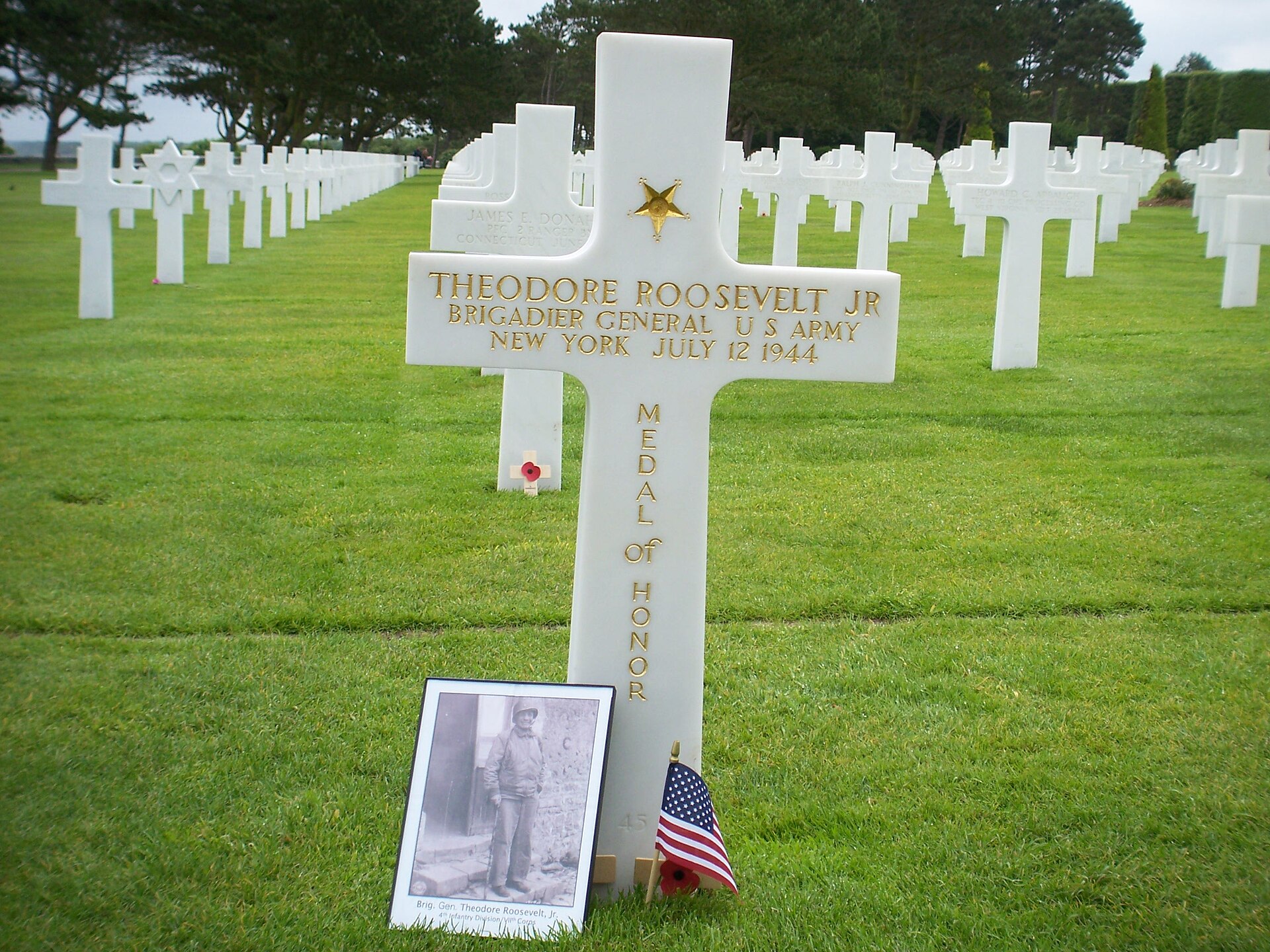 1920px-Cimetiere_Colleville_Tombe_General_Roosevelt.jpg