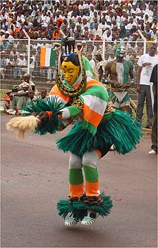 Elefántcsontparti hagyományos maszkos táncos