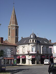 Clocher de l'église Saint-Louis et hôtel Le Richelieu à Rabastens-de-Bigorre.jpg
