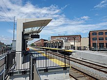 Plataformas de alto nível construídas ao lado de uma linha ferroviária