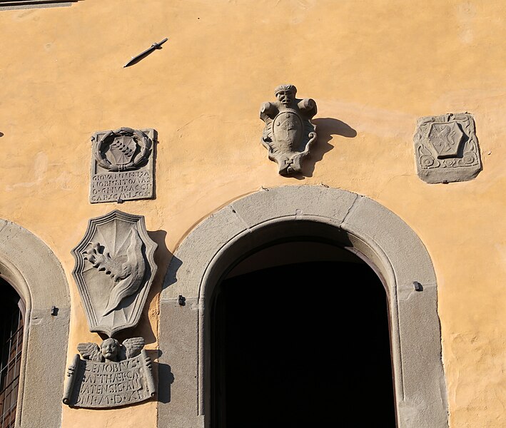 File:Cutigliano, palazzo dei capitani della montagna, stemmi 10.jpg