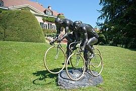 Ciclisti, scultura di Gabor Mihaly