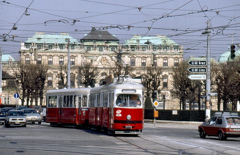 File:D E1 4636 + c3 1136 Südbahnhof 1990-03-14.jpg