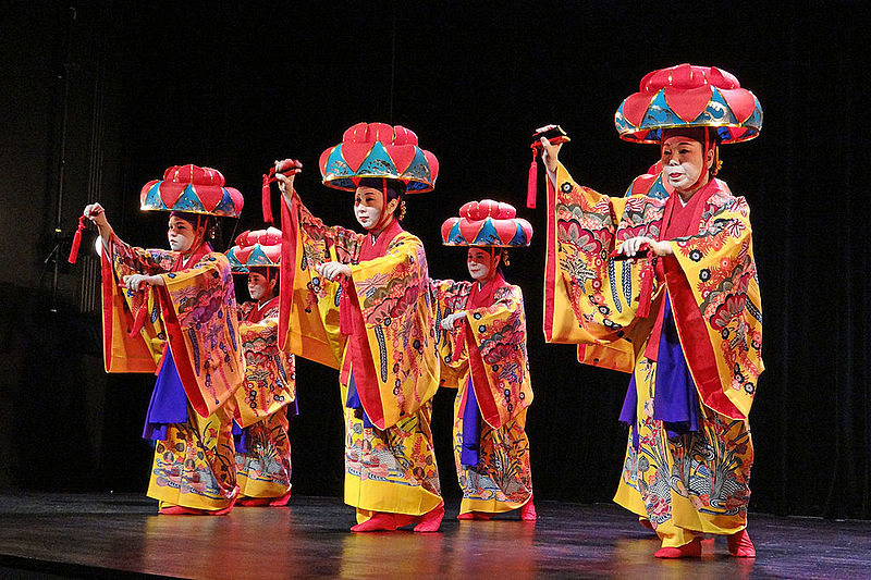 File:Danses d’Okinawa (musée Guimet, Paris) (11132512636).jpg