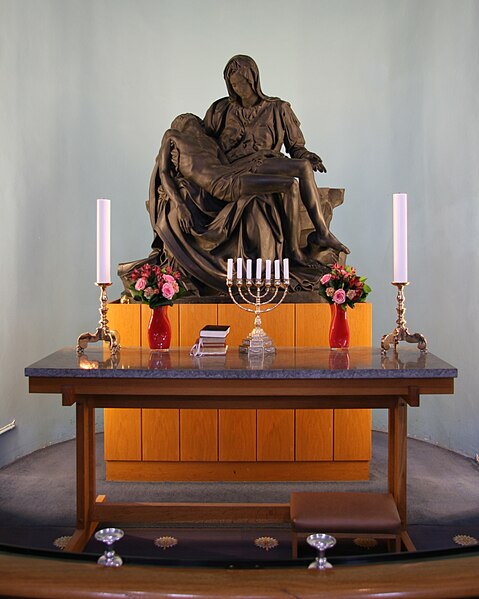 File:De Gamles Bys Kirke Copenhagen altar.jpg