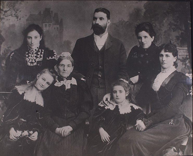 File:Deakin full family.jpg