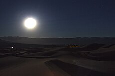 Death Valley California…the moon at 3 am (15880099718).jpg