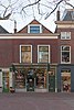 Winkelwoonhuis, 19de-eeuws van karakter, in opzet mogelijk ouder. Sobere, traditioneel-classicistische bouwtrant.