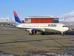 Boeing 767 Delta Air Lines перед ангаром авиакомпании в Международном аэропорту Солт-Лейк-Сити