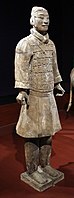 Dinastia qin, cavaliere al passo, dal sito del mausoleo di xi'an, 221-206 ac. 01.jpg