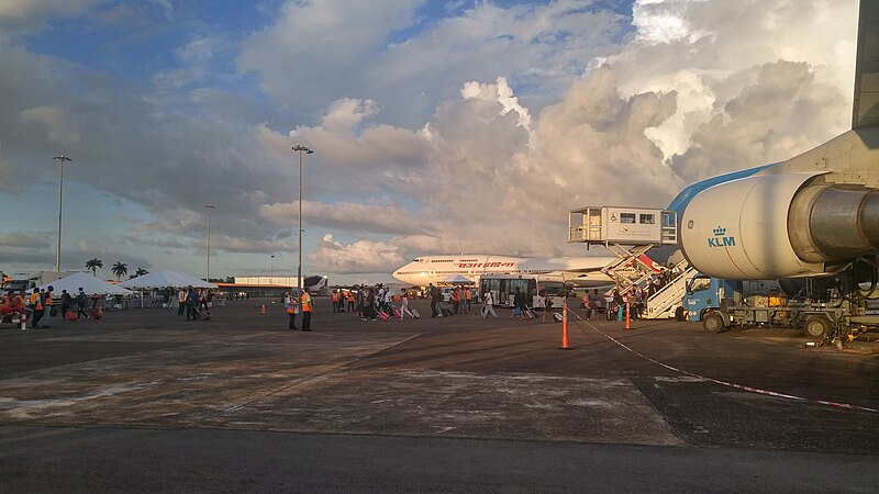 File:Disembarking, Johan Pengel Airport.jpg
