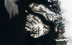 Satellietfoto van Disko Island met de Baffin Sea aan de linkerkant, Disko Bay aan de onderkant en de rest van Groenland aan de rechterkant.