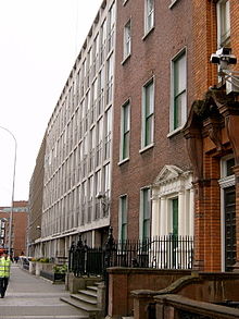 Georgian house on St Stephen's Green: a surviving Georgian house on St Stephen's Green, stuck between a Victorian building (picture right) and a 1960s office block (left). More than half of the Georgian buildings on St Stephen's Green have been lost since the Georgian era, with many demolished in the 1950s and 1960s. Djustice.jpg