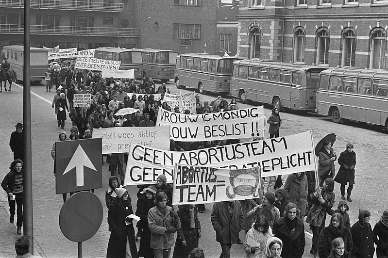 File:Dolle Minas en progressieve vrouwen protesteren in Utrecht tegen nieuwe Arbortus, Bestanddeelnr 925-3961.jpg