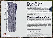 Hinweisschild mit Zeichnung von Dunloe-Stein 6, CIIC 199, Höhe des Steins 1,35 m – 500 n. Chr.