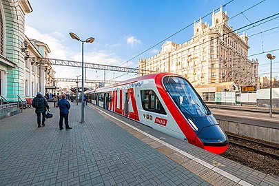 EG2Tv version 2.0 Odintsovo - Lobnya på det genomgående spåret av stationen Moskva-Smolenskaya (Belorussky järnvägsstation)