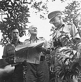 Эдвард Милфорд (в центре) под Баликпапаном, 4 июля 1945