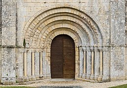 Eglise Marignac Romanesque portal Charente-Maritime.jpg