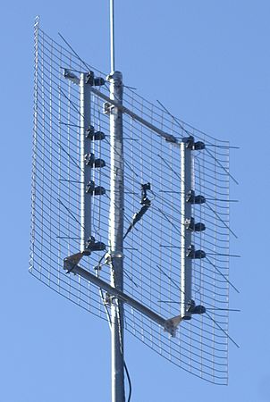 Reflective array UHF TV antenna, with bowtie dipoles to cover the UHF 470-890 MHz band
