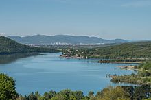 El embalse y el pueblo de Nanclares de Gamboa.