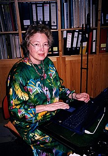 Ellen Hickmann in ihrem Arbeitszimmer, Hannover (2003)