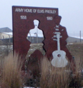 Elvis-Presley-Denkmal vor den Ray Barak di Friedberg Hessen 2.png