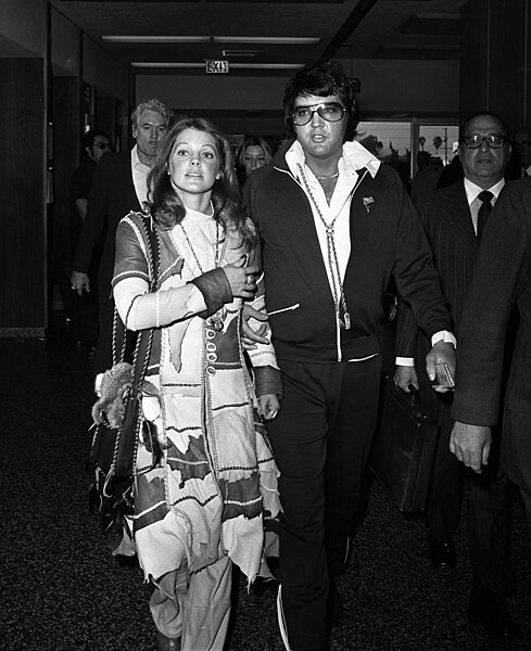 File:Elvis and Priscilla Presley after divorce hearing.jpg