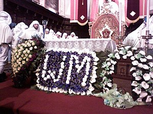 I confrati di Maria Santissima Immacolata depositano i fiori con la scritta Viva Maria al Duomo