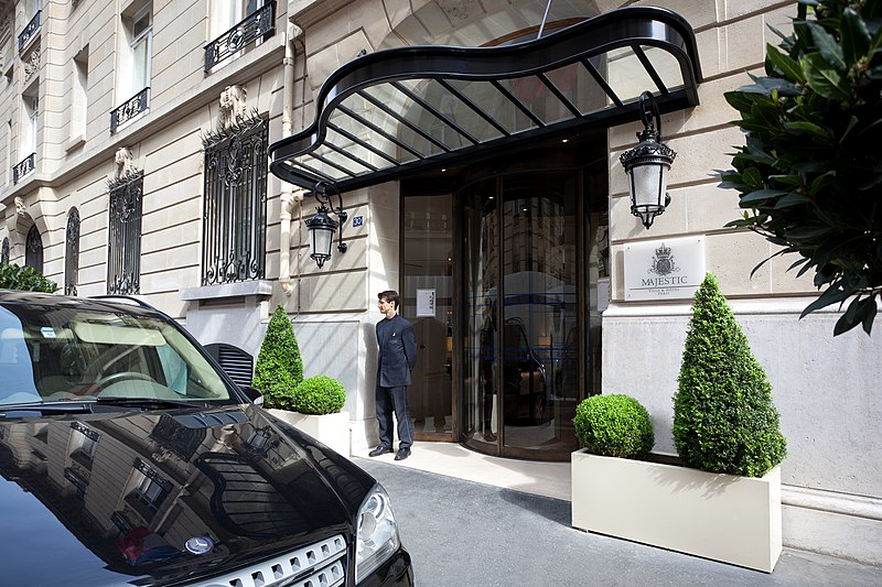 File:Entrée de la Villa Hotel Majestic.jpg