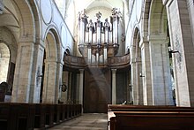 Entrée et orgue de l'abbaye de Mondaye.jpg