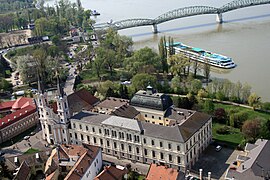 Iglesia de San Ignacio junto al Palacio Arzobispal. En la parte posterior se ve el puente María Valeria sobre el Danubio.