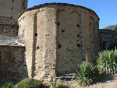 The apse with its arcatures and skylights.