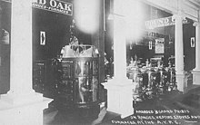 Экспонат, на котором представлены главные призы в виде плит, плит и печей, выставка Alaska-Yukon-Pacific-Exposition, Сиэтл, Вашингтон, 1909 г. (867 австралийских долларов) .jpg