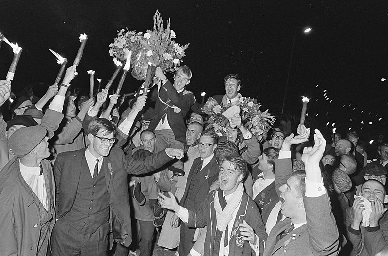 File:Feestende fans nemen de roeiers Luinenberg (links) en Niehe op de schouders, Bestanddeelnr 919-5530.jpg