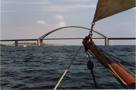 Fehmarnsundbrücke gezien vanuit Sund