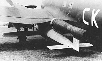 V-1 slung under the wing of a Heinkel He 111 bomber. Fieseler Fi103 debajo de un Heinkel 111.jpg