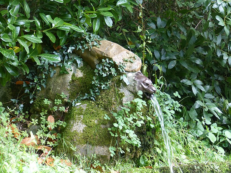 File:Fontaine au lion au Haras d'Hennebont.jpg