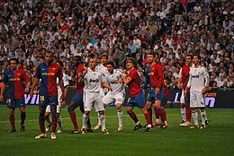 Puyol (au centre) à la lutte avec Higuaín lors d'un Clásico en mai 2009.