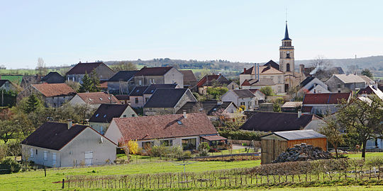 Francheville dans les collines vu depuis la route de Saint-Seine.