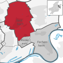 İlçe içindeki (koyu gri) ve şehrin geri kalanının (açık gri) ilçeyi (kırmızı) gösteren harita