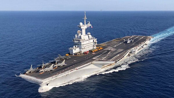 Flight deck of Charles de Gaulle, catapults are installed on aircraft carriers in three countries.