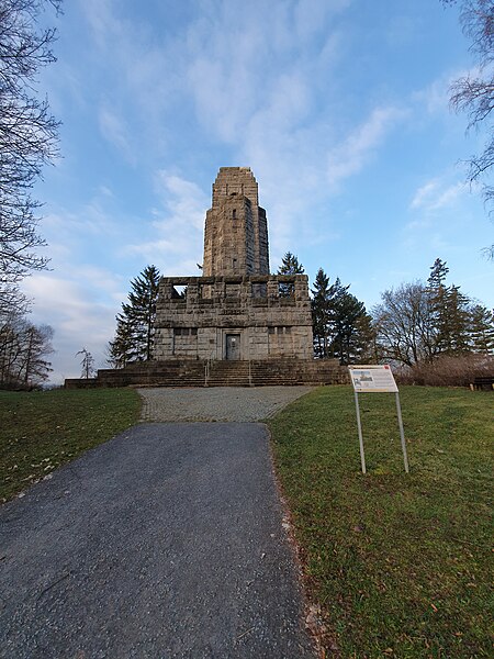 File:Frontalaufnahme Bismarckturm Hof Weitwinkel 622845.jpg